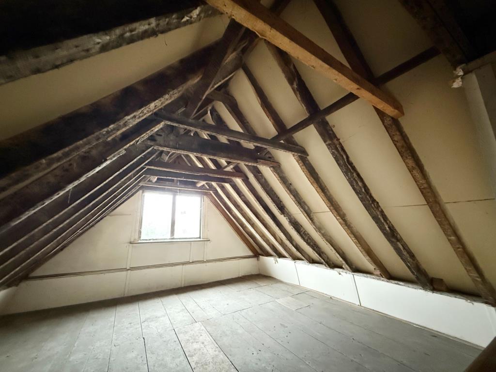 Lot: 78 - TOWN CENTRE COMMERCIAL INVESTMENT - Attic level room two with exposed beams
